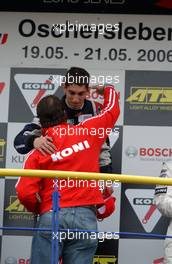 21.05.2006 Oschersleben, Germany,  Sébastien Buemi (SUI), ASL Mücke Motorsport, Dallara F305 / Mercedes being congratulated by a Koni member. - F3 Euro Series 2006 at Motorsport Arena Oschersleben