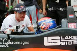 02.09.2006 Zandvoort, The Netherlands,  Robert Doornbos (NED), Test driver Red Bull Racing, talking with Dominick Muermans (NED), Van Amersfoort Racing, Dallara F305 Mercedes - F3 Euro Series 2006 at Zandvoort, The Netherlands