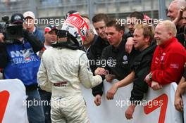 03.09.2006 Zandvoort, The Netherlands,  Team members congratulates Kohei Hirate (JPN), Manor Motorsport, Dallara F305 Mercedes - F3 Euro Series 2006 at Zandvoort, The Netherlands