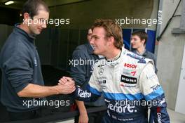 13.10.2006 Le Mans, France,  ASM mechanics congratulate Giedo van der Garde (NED), ASM Formula 3, Dallara F305 Mercedes, with his pole position - F3 Euro Series 2006 at Le Mans Bugatti Circuit, France