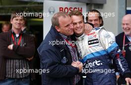 13.10.2006 Le Mans, France,  Giedo van der Garde (NED), ASM Formula 3, Dallara F305 Mercedes being gratulated by his team and management for his pole position of the first race here in Le Mans. - F3 Euro Series 2006 at Le Mans Bugatti Circuit, France
