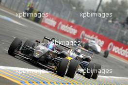 14.10.2006 Le Mans, France,  Guillaume Moreau (FRA), Signature-Plus, Dallara F305 Mercedes, leads Sebastian Vettel (GER), ASM Formula 3, Dallara F305 Mercedes - F3 Euro Series 2006 at Le Mans Bugatti Circuit, France
