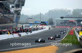 14.10.2006 Le Mans, France,  First lap in the F3 race finished: Paul di Resta (GBR), ASM Formula 3, Dallara F305 Mercedes leading the field. - F3 Euro Series 2006 at Le Mans Bugatti Circuit, France