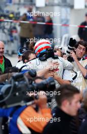 15.10.2006 Le Mans, France,  Richard Antinucci (USA), HBR Motorsport, Dallara F305 Mercedes receives a warm welcome by his team after exciting his car in parc fermé. - F3 Euro Series 2006 at Le Mans Bugatti Circuit, France