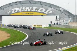 15.10.2006 Le Mans, France,  The whole startingfield under the world famous Dunlop bridge. Richard Antinucci (USA), HBR Motorsport, Dallara F305 Mercedes is leading the pack. - F3 Euro Series 2006 at Le Mans Bugatti Circuit, France