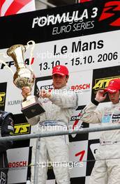 15.10.2006 Le Mans, France,  Winner Richard Antinucci (USA), HBR Motorsport, Dallara F305 Mercedes with the trophy for 1st place. - F3 Euro Series 2006 at Le Mans Bugatti Circuit, France