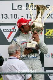 15.10.2006 Le Mans, France,  Podium, Richard Antinucci (USA), HBR Motorsport, Dallara F305 Mercedes (1st), kissing the winners trophy - F3 Euro Series 2006 at Le Mans Bugatti Circuit, France