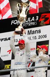 15.10.2006 Le Mans, France,  Winner Richard Antinucci (USA), HBR Motorsport, Dallara F305 Mercedes proudly holds up the trophy for 1st place on the podium. - F3 Euro Series 2006 at Le Mans Bugatti Circuit, France