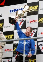 15.10.2006 Le Mans, France,  Teammember of HBR racing happpily receiving the trophy for the best team. - F3 Euro Series 2006 at Le Mans Bugatti Circuit, France