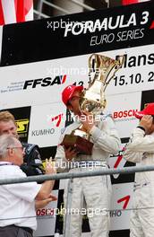 15.10.2006 Le Mans, France,  Winner Richard Antinucci (USA), HBR Motorsport, Dallara F305 Mercedes receives the trophy for 1st place and kisses it. - F3 Euro Series 2006 at Le Mans Bugatti Circuit, France