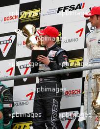 15.10.2006 Le Mans, France,  Charlie Kimball (USA), Signature-Plus, Dallara F306 Mercedes kisses the trophy for 2nd place. - F3 Euro Series 2006 at Le Mans Bugatti Circuit, France