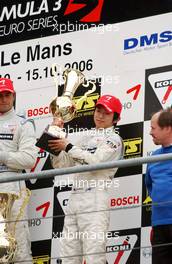 15.10.2006 Le Mans, France,  Kohei Hirate (JPN), Manor Motorsport, Dallara F305 Mercedes with his trophy for 3rd place. - F3 Euro Series 2006 at Le Mans Bugatti Circuit, France