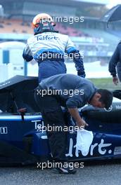 27.10.2006 Hockenheim, Germany,  Just before the practice session of the Euro Series Formula3 it started to rain. An ASM teammember dries the  shoes of Giedo van der Garde (NED), ASM Formula 3, Dallara F305 Mercedes with some cloth before he gets into the car. - F3 Euro Series 2006 at Hockenheimring