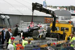 28.10.2006 Hockenheim, Germany,  The car of Filip Salaquarda (CZE), Team I.S.R., Dallara F306 Opel, being lifted on a truck after a spinn off track - F3 Euro Series 2006 at Hockenheimring