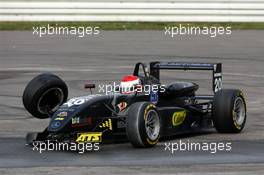 29.10.2006 Hockenheim, Germany,  Charlie Kimball (USA), Signature-Plus, Dallara F306 Mercedes braked too late in the Spitzkehre and hit the back of Jonathan Summerton (USA), ASL Mücke Motorsport, Dallara F305 Mercedes. Thereby his right front tyre and suspension broke off. - F3 Euro Series 2006 at Hockenheimring