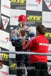 29.10.2006 Hockenheim, Germany,  Giedo van der Garde (NED), ASM Formula 3, Dallara F305 Mercedes receiving the trophy for 2nd place from Rob Cornege (NED), KONI pr representative - F3 Euro Series 2006 at Hockenheimring