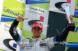 06.08.2006 Zandvoort, The Netherlands,  Podium, Giedo van der Garde (NED), ASM F3, Dallara F305 Mercedes (2nd), with the trophy for the fastest race lap - Masters of Formula 3 at Circuit Park Zandvoort