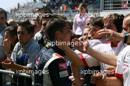 06.08.2006 Zandvoort, The Netherlands,  Sebastien Buemi (SUI), ASL Team Mucke Motorsport, Dallara F305 Mercedes, being congratulated by his team - Masters of Formula 3 at Circuit Park Zandvoort