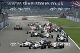 13.08.2006 Silverstone, England,  Sunday, Start, Mike Conway (GB), Double R Dallara Mercedes leads - British F3 Championship 2006 at Silverstone, England