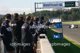 23.11.2006 Valencia, Spain, Formula BMW Drivers and team members watch Marco Holzer (GER), Test the BMW Sauber F1 Team, F1.06, as his prize for winning the 2005 Formula BMW Final - DELL Formula BMW World Final 2006, 23th - 26th November, Circuit de la Comunitat Valenciana Ricardo Tormo - For further information please register at www.formulabmwworldfinal-images.com - This image is free for editorial use only. Please use for Copyright/Credit: c BMW AG