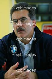 25.11.2006 Valencia, Spain, Saturday, Dr. Mario Theissen (GER), BMW Motorsport Director, talks with Journalists - DELL Formula BMW World Final 2006, 23th - 26th November, Circuit de la Comunitat Valenciana Ricardo Tormo - For further information please register at www.formulabmwworldfinal-images.com - This image is free for editorial use only. Please use for Copyright/Credit: c BMW AG
