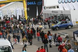 26.11.2006 Valencia, Spain, Sunday, Fans in the paddock - DELL Formula BMW World Final 2006, 23th - 26th November, Circuit de la Comunitat Valenciana Ricardo Tormo - For further information please register at www.formulabmwworldfinal-images.com - This image is free for editorial use only. Please use for Copyright/Credit: c BMW AG