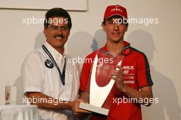 26.11.2006 Valencia, Spain, Sunday, Prize Giving Ceremony, Christian Vietoris (GER), Josef Kaufmann Racing and Dr. Mario Theissen (GER), BMW Motorsport Director - DELL Formula BMW World Final 2006, 23th - 26th November, Circuit de la Comunitat Valenciana Ricardo Tormo - For further information please register at www.formulabmwworldfinal-images.com - This image is free for editorial use only. Please use for Copyright/Credit: c BMW AG