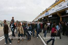 26.11.2006 Valencia, Spain, Sunday, Fans in the pitlane - DELL Formula BMW World Final 2006, 23th - 26th November, Circuit de la Comunitat Valenciana Ricardo Tormo - For further information please register at www.formulabmwworldfinal-images.com - This image is free for editorial use only. Please use for Copyright/Credit: c BMW AG