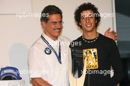26.11.2006 Valencia, Spain, Sunday, Prize Giving Ceremony, Daniel Ricciardo (AUS), Fortec Motorsport and Dr. Mario Theissen (GER), BMW Motorsport Director - DELL Formula BMW World Final 2006, 23th - 26th November, Circuit de la Comunitat Valenciana Ricardo Tormo - For further information please register at www.formulabmwworldfinal-images.com - This image is free for editorial use only. Please use for Copyright/Credit: c BMW AG