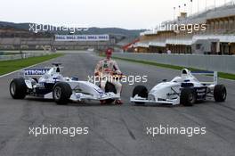 26.11.2006 Valencia, Spain, Sunday, Winner of the DELL Formula BMW World Final 2006, Christian Vietoris (GER), Josef Kaufmann Racing in between a Formula BMW FB02 and a BMW Sauber F1 Car - 23th - 26th November, Circuit de la Comunitat Valenciana Ricardo Tormo - For further information please register at www.formulabmwworldfinal-images.com - This image is free for editorial use only. Please use for Copyright/Credit: c BMW AG