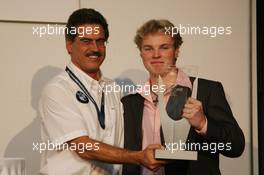 26.11.2006 Valencia, Spain, Sunday, Prize Giving Ceremony, Mika Mäki (FIN), Maki, Eifelland Racing and Dr. Mario Theissen (GER), BMW Motorsport Director - DELL Formula BMW World Final 2006, 23th - 26th November, Circuit de la Comunitat Valenciana Ricardo Tormo - For further information please register at www.formulabmwworldfinal-images.com - This image is free for editorial use only. Please use for Copyright/Credit: c BMW AG