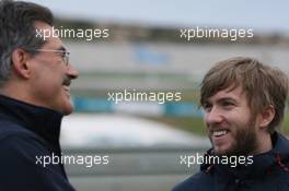 26.11.2006 Valencia, Spain, Sunday, Dr. Mario Theissen (GER), BMW Motorsport Director and Nick Heidfeld (GER), BMW Sauber F1 Team - DELL Formula BMW World Final 2006, 23th - 26th November, Circuit de la Comunitat Valenciana Ricardo Tormo - For further information please register at www.formulabmwworldfinal-images.com - This image is free for editorial use only. Please use for Copyright/Credit: c BMW AG