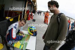 26.11.2006 Valencia, Spain, Sunday, Matt Hamilton (GBR), Motaworld Racing, signs autographs - DELL Formula BMW World Final 2006, 23th - 26th November, Circuit de la Comunitat Valenciana Ricardo Tormo - For further information please register at www.formulabmwworldfinal-images.com - This image is free for editorial use only. Please use for Copyright/Credit: c BMW AG