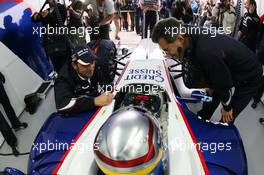 25.11.2006 Valencia, Spain, Alessandro Zanardi (ITA), BMW WTCC Driver, Tests the BMW Sauber F1 team, F1.06 and Dr. Mario Theissen (GER), BMW Motorsport Director and Jorg Mueller (GER), BMW Team Germany, BMW, WTCC  - DELL Formula BMW World Final 2006, 23th - 26th November, Circuit de la Comunitat Valenciana Ricardo Tormo - For further information please register at www.formulabmwworldfinal-images.com - This image is free for editorial use only. Please use for Copyright/Credit: c BMW AG