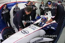 25.11.2006 Valencia, Spain, Alessandro Zanardi (ITA), BMW WTCC Driver, Tests the BMW Sauber F1 team, F1.06 and Dr. Mario Theissen (GER), BMW Motorsport Director - DELL Formula BMW World Final 2006, 23th - 26th November, Circuit de la Comunitat Valenciana Ricardo Tormo - For further information please register at www.formulabmwworldfinal-images.com - This image is free for editorial use only. Please use for Copyright/Credit: c BMW AG