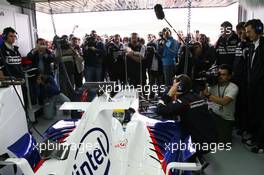 25.11.2006 Valencia, Spain, Alessandro Zanardi (ITA), BMW WTCC Driver, Tests the BMW Sauber F1 team, F1.06 - Journalists and TV Crews in fron of the garage - DELL Formula BMW World Final 2006, 23th - 26th November, Circuit de la Comunitat Valenciana Ricardo Tormo - For further information please register at www.formulabmwworldfinal-images.com - This image is free for editorial use only. Please use for Copyright/Credit: c BMW AG