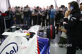25.11.2006 Valencia, Spain, Alessandro Zanardi (ITA), BMW WTCC Driver, Tests the BMW Sauber F1 team, F1.06 - Journalists and TV Crews in fron of the garage - DELL Formula BMW World Final 2006, 23th - 26th November, Circuit de la Comunitat Valenciana Ricardo Tormo - For further information please register at www.formulabmwworldfinal-images.com - This image is free for editorial use only. Please use for Copyright/Credit: c BMW AG