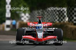 09.07.2006 Goodwood, England,  Mika Hakkinen (FIN) returns to the seat of the McLaren MP4-20 - Goodwood Festival of Speed, Goodwood, UK