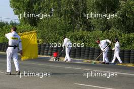 14-18.06.2006 Le Mans, France,  Yellow flags out to clean up oil on the track - Le Mans 24 Hours