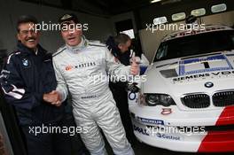 19.05.2006 Fawkham, England,  Mario Theissen, GER, BMW Motorsport Director and Nigel Mansell (GBR) in the BMW M3 GTR at Brands Hatch Grand Prix