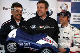 20.05.2006 Fawkham, England,  Mario Theissen, GER, BMW Motorsport Director presented a toy car to Bart Mampaey, BEL, Team Manager, BMW Team UK - RBM for his new born baby, Andy Priaulx, GBR, BMW Team UK - RBM-Team, BMW 320si WTCC at Brands Hatch Grand Prix