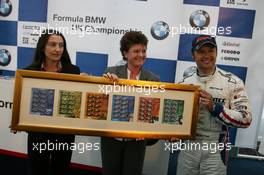 19.05.2006 Fawkham, England,  Andy Priaulx, GBR, BMW Team UK - RBM-Team, BMW 320si WTCC present his own Guernsey stamps, left: Jo de Garis middle: Sally Diamond (Guernsey Post) at Brands Hatch Grand Prix