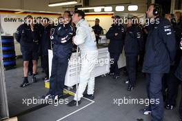 19.05.2006 Fawkham, England,  Mario Theissen, GER, BMW Motorsport Director, Nigel Mansell (GBR) at Brands Hatch Grand Prix
