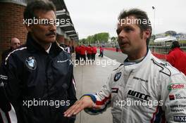 19.05.2006 Fawkham, England,  Mario Theissen, GER, BMW Motorsport Director and Andy Priaulx, GBR, BMW Team UK - RBM-Team, BMW 320si WTCC at Brands Hatch Grand Prix