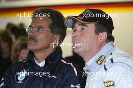 19.05.2006 Fawkham, England,  Mario Theissen, GER, BMW Motorsport Director and Nigel Mansell (GBR) at Brands Hatch Grand Prix