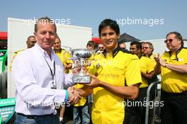 28.04.2007 Fawkham, England,  Martin Brundle awarding the BRDC Bruce McLaren Trophy to Alex Yoong, Driver of A1Team Malaysia- A1GP World Cup of Motorsport 2006/07, Round 11, Brands Hatch, Saturday Practice - Copyright A1GP - Free for editorial usage