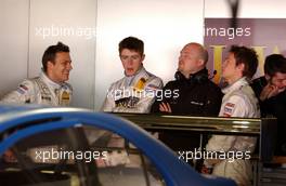 20.04.2007 Hockenheim, Germany,  Friendly conversation in the pitbox, from left to right: Gary Paffett (GBR), Persson Motorsport AMG Mercedes, AMG-Mercedes C-Klasse; Paul di Resta (GBR), Persson Motorsport AMG Mercedes, AMG Mercedes C-Klasse; a mechanic; Alexandros Margaritis (GRC), Persson Motorsport AMG Mercedes, AMG Mercedes C-Klasse - DTM 2007 at Hockenheimring (Deutsche Tourenwagen Masters)