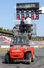 22.04.2007 Hockenheim, Germany,  During the morning some technical adjustments and repairs were being carried out on the startinglights on the straight. - DTM 2007 at Hockenheimring (Deutsche Tourenwagen Masters)