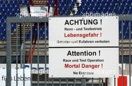 19.05.2007 Klettwitz, Germany,  A sign at the entrance of the pitlane giving people the warning that motorsport can be dangerous. - DTM 2007 at Eurospeedway Lausitz (Lausitzring)