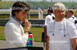 20.05.2007 Klettwitz, Germany,  (left) Bruno Spengler (CDN), Team HWA AMG Mercedes, AMG Mercedes C-Klasse with the Mercedes fysiotherapist. - DTM 2007 at Eurospeedway Lausitz (Lausitzring)